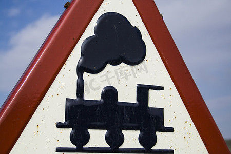 平交路口无障碍、蓝天白云磨损的警告标志