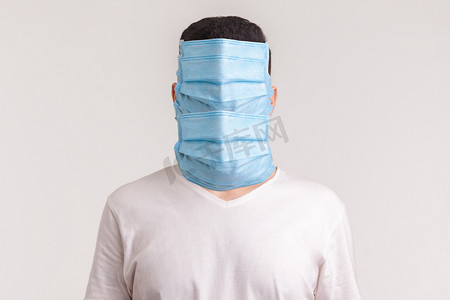男子戴卫生口罩预防感染、空气传播的呼吸道疾病