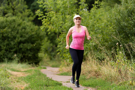 健康的生活方式健身运动型女跑步者在森林小径中奔跑