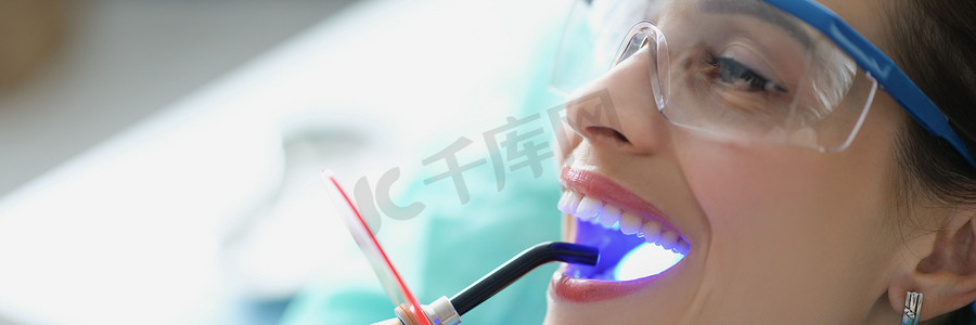 口腔科柜位女性做美白手术，张大嘴巴