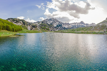 观山湖摄影照片_黑山美丽的杜米托尔国家公园杜米托尔山的山湖景观，有湖冰川和反射山