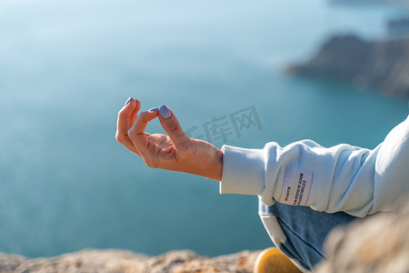 瑜伽、手势和健康的生活方式概念 — 冥想瑜伽女性的手在海上日落背景下展示吉安手印