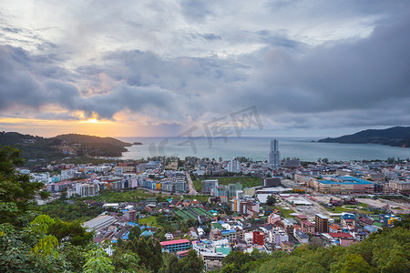 风景黄昏城市景观与日落在泰国普吉岛。