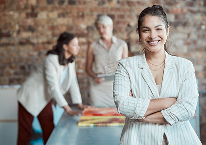 商业女性在战略、规划和协作会议中的领导力、自豪感和肖像，以实现愿景、使命和职业动机。