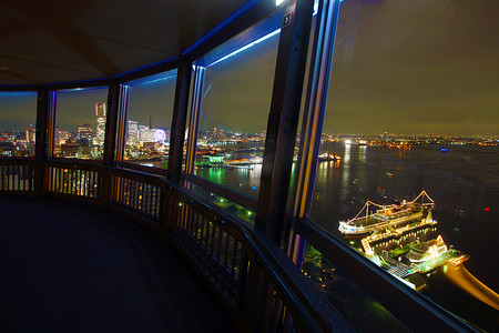 横滨海洋塔的夜景