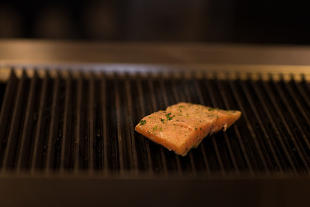在烤架上烹饪的三文鱼片