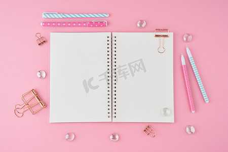亮粉色办公室桌面上的子弹日记中的空白记事本页。