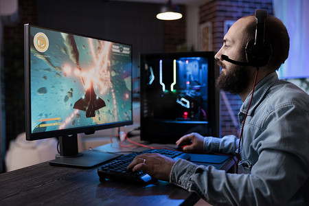 现代玩家在 PC 上在线流式传输角色扮演视频游戏