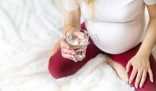 孕妇喝水。
