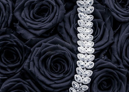 豪华钻石首饰手链和黑玫瑰花、情人节爱情礼物和珠宝品牌假日背景设计