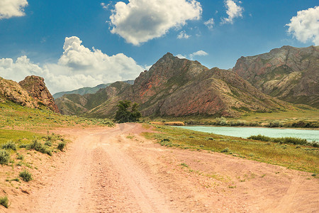 哈萨克斯坦阿拉木图地区坦巴利塔斯地区伊犁河畔公路