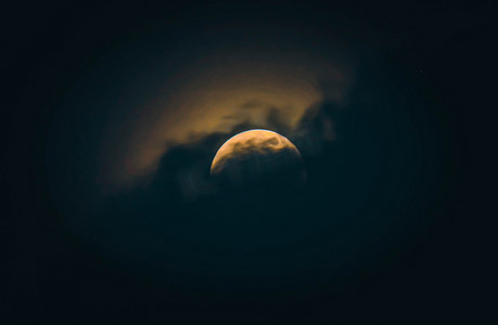 夜晚的月亮部分被云层覆盖。