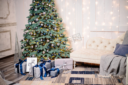 温馨舒适美丽的现代客房设计，采用柔和的浅色，装饰有圣诞树和新年装饰元素