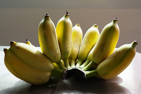 未加工的有机黄香蕉束即食