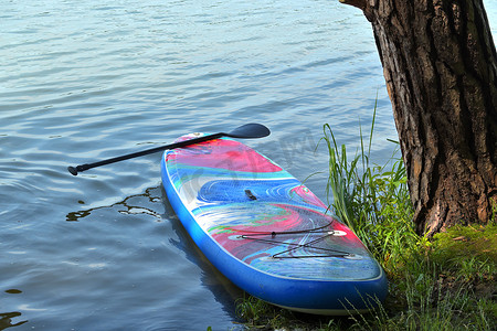 湖岸上的 SUP 桨板