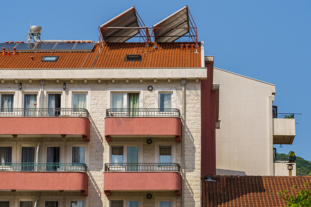 酒店建筑、窗户、阳台和屋顶上的太阳能电池板。