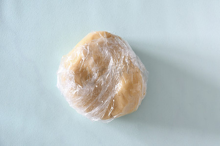 用塑料薄膜包裹面团，在家做饼干的阶段