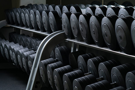 健身运动健身房锻炼运动重量训练肌肉隔离，概念强大的设备从力量活跃，蹲单色站立。