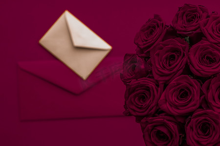 信封书信摄影照片_情人节送情书和鲜花，豪华的玫瑰花束和栗色背景的卡片，适合浪漫的假日设计