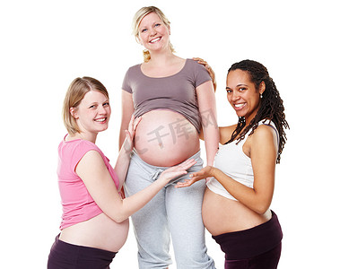 怀孕、朋友和妇女用手在怀孕健康女性的胃反对白色背景。