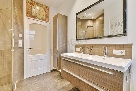 洗手池和镜子靠近浴室门
