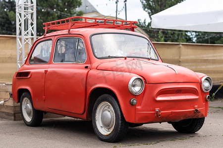 8月8日摄影照片_2022年8月25日，乌克兰，基辅，停车场里的老式红色小汽车。