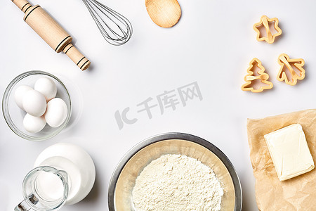 白色物品和白色摄影照片_用于烘烤的物品和配料，白色背景上用于饼干的塑料模具。