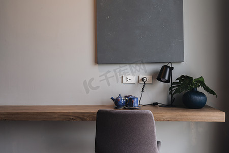 黑色和灰色摄影照片_木制黑色和灰色现代桌子和书桌在卧室