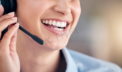 裁剪关闭一个未知的微笑混血呼叫中心代理与无线技术耳机的客户交谈。