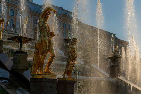 俄罗斯，彼得堡 - 2022年8月19日：俄罗斯彼得霍夫宫喷泉圣级联金色，概念教堂蓝色来自圣天空的金色，夏季十字架。