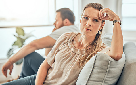 一名年轻女子在与丈夫争吵后感到沮丧和恼怒。