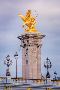 法国巴黎亚历山大三世桥的金色名誉雕塑和灯具