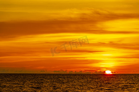 泰国普吉岛美丽迷人的五颜六色和金色日落。