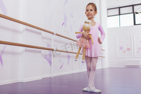 可爱芭蕾摄影照片_可爱的芭蕾舞小女孩在舞蹈学校锻炼