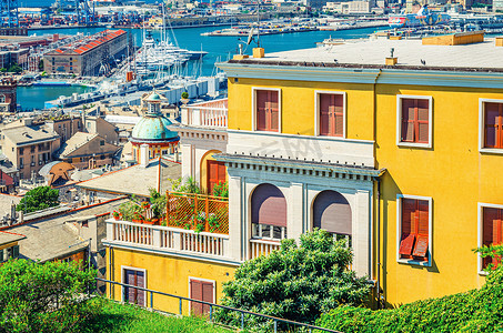 热那亚市旧历史中心区的顶部鸟瞰图，设有黄墙建筑、利古里亚和地中海的港口和海港