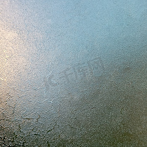 透明磨砂背景摄影照片_寒冷天气开始时玻璃结冰。