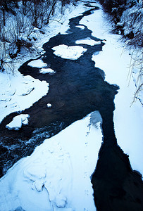 冬天河上结冰的景色