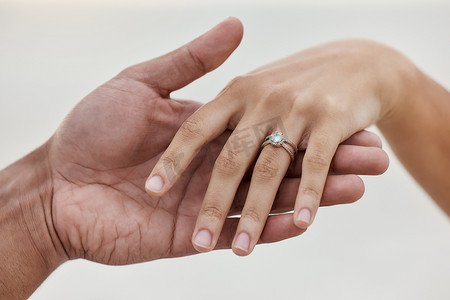 婚姻、珠宝和结婚戒指与情侣的手一起为爱、庆祝和宣布。