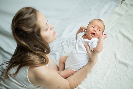 完美无瑕摄影照片_产妇概念-母亲与她的新生婴儿