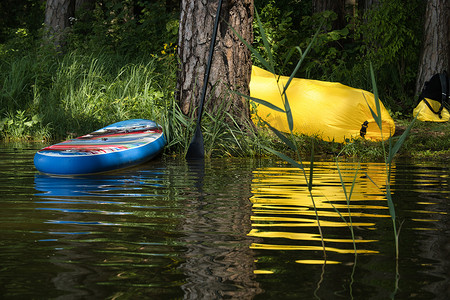 sup充气桨板摄影照片_SUP 桨板和岸上充气躺椅