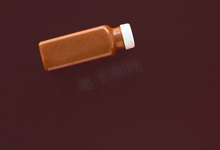 app减肥摄影照片_用于减肥清洁的排毒超级食品冰沙巧克力瓶。棕色背景，食品和营养专家博客的平面设计