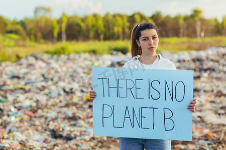 垃圾填埋场志愿者拿着海报拯救地球的妇女