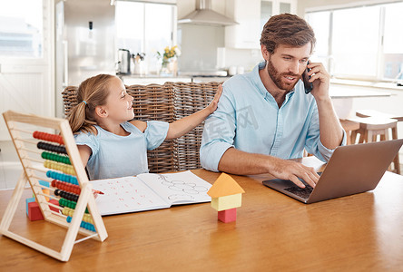 孩子学习、家庭工作和父亲在电脑上忙于数字规划的工作电话。