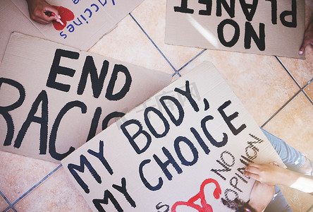 在抗议纸板标志或横幅上写下种族主义正义、堕胎和全球气候变化问题。
