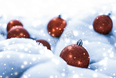 雪花小装饰摄影照片_蓝色蓬松毛皮上的青铜圣诞小饰品，闪闪发光的雪花，奢华的冬季假期设计背景