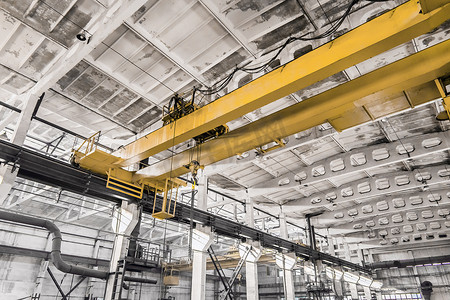 工业厂房、背景生产车间的高架建筑设备起重机