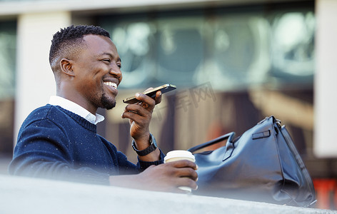 快乐的黑人打电话，在城市出差，坐在外面使用科技进行交流。