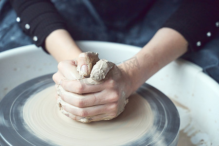 妇女在轮子上制作陶瓷陶器，双手特写，陶瓷器皿的创作。