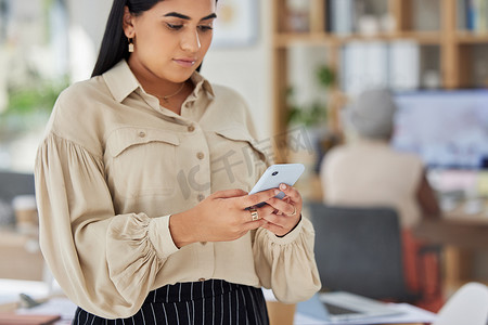 女商人或社交媒体经理在智能手机上打字，以在办公室或代理公司进行业务沟通、电子邮件或短信。