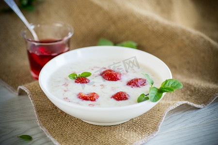 盘子里的草莓甜牛奶燕麦片